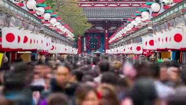 4KUHD时间流逝的Asakusasensoji门，游客人群步行进入寺庙。 东京旅游景点、日本旅游或A